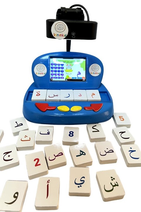 Enfant parlant et vu par caméra